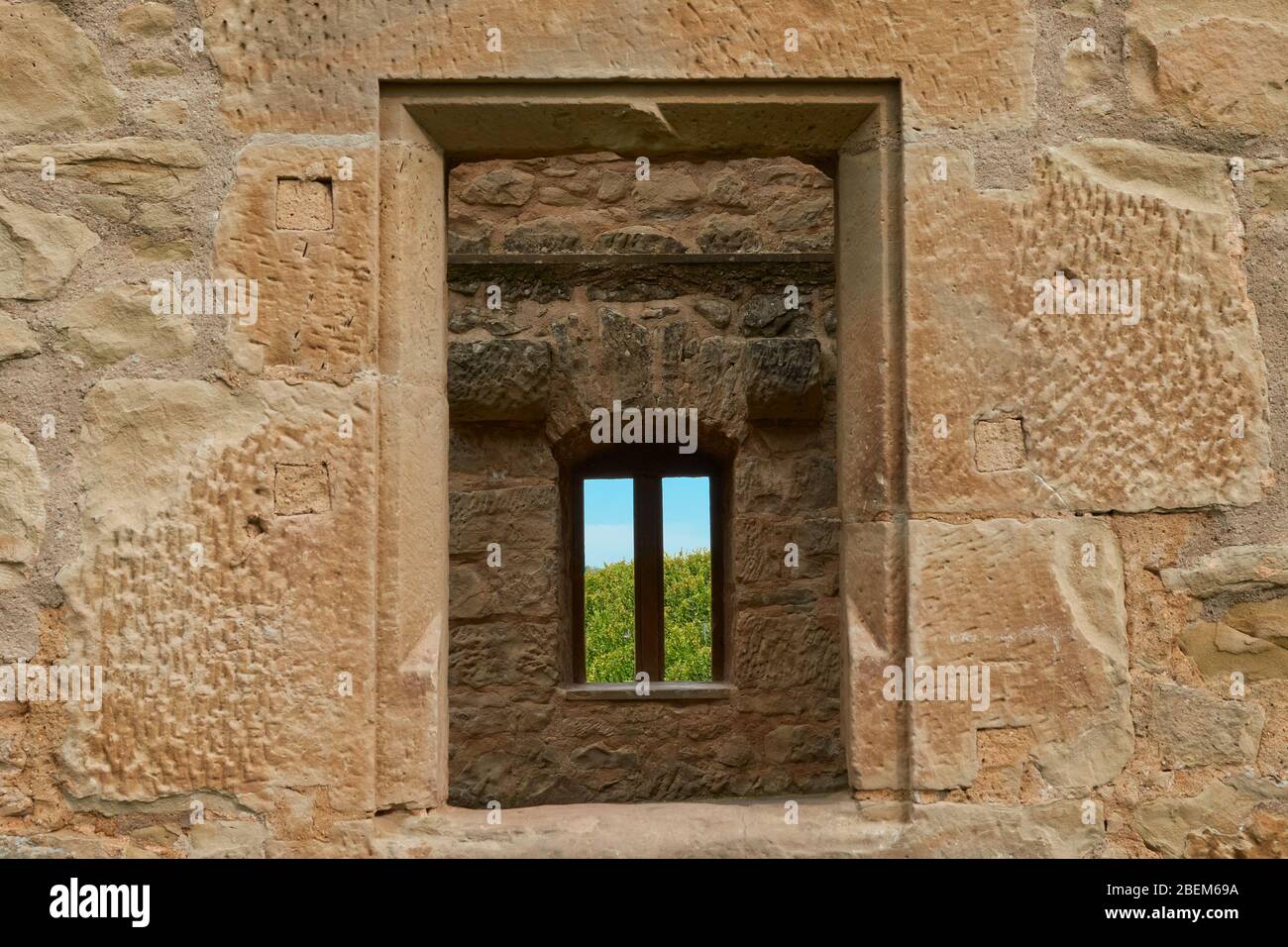 Blick durch 2 Fenster durch altes Y-Schloss auf die Weinberge Stockfoto