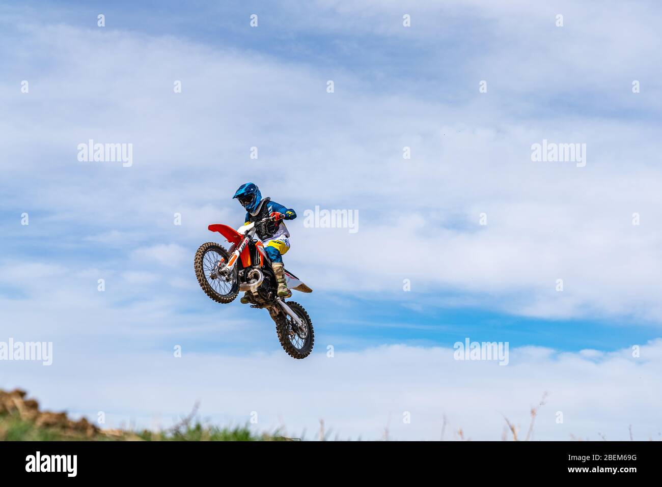 Dacono, CO/ USA- 29. März 2020 Motocross-Fahrer fahren um die Strecke und schlagen Sprünge und Berms in Colorado's Front Range Stockfoto