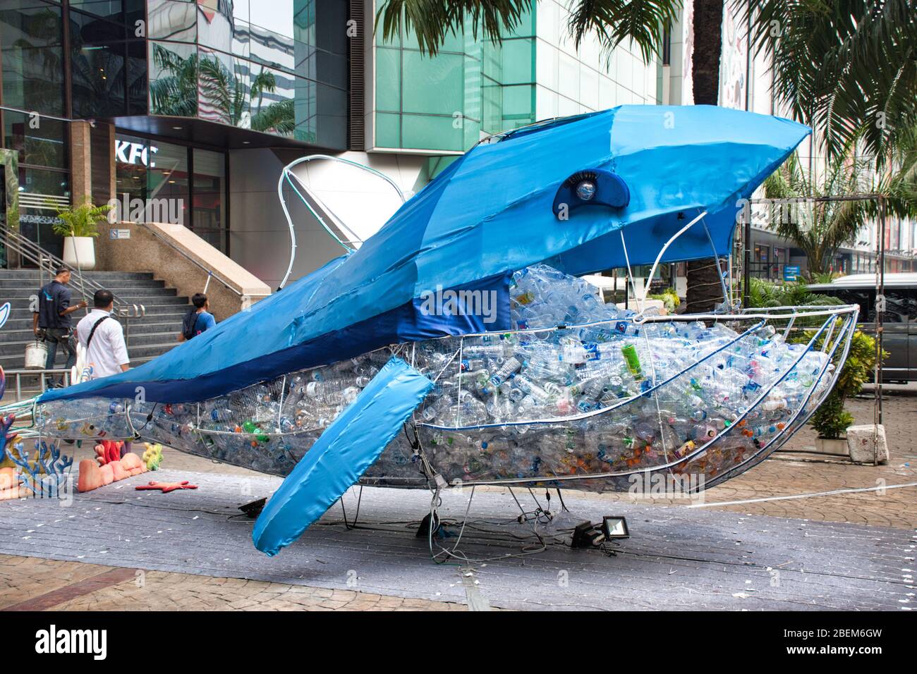 Bangkok, Thailand 04.12.2020: PET-Flaschen sammeln, um sie in einem riesigen, walförmigen Behälter zu recyceln Stockfoto
