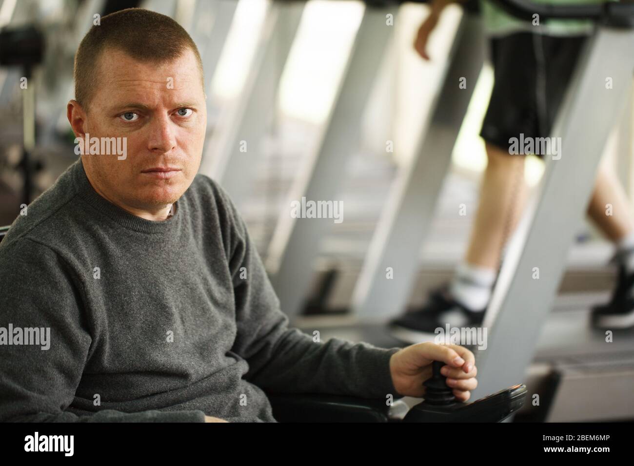 Behinderter Mann im Fitnessclub Stockfoto