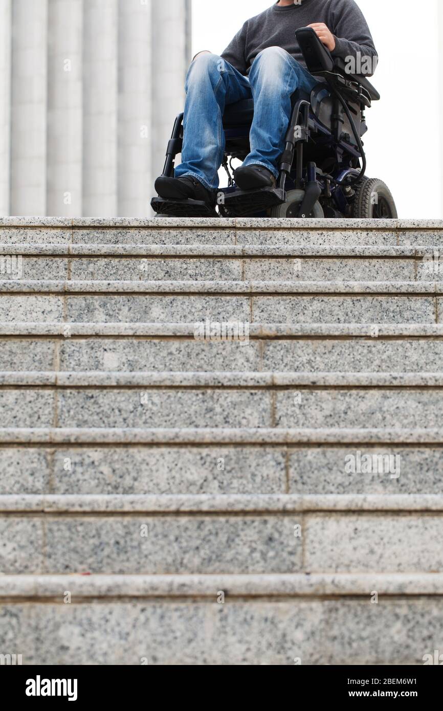 Rollstuhl Benutzer vor der Treppe Barriere Stockfoto