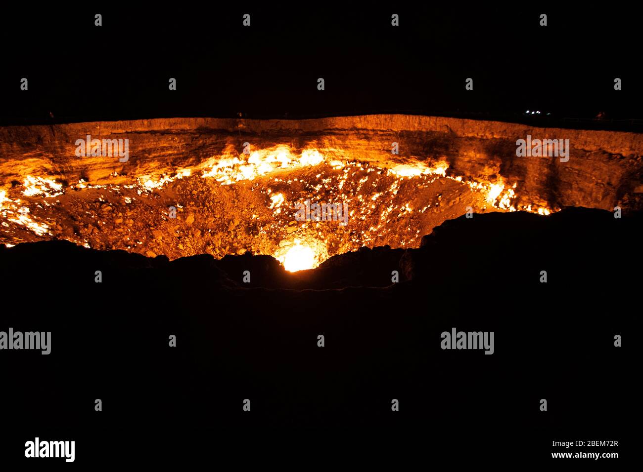 Nachtaufnahme des Darvasa Kraters, auch bekannt als der Tor zur Hölle, der Flammengaskrater in Darvaza (Darvasa), Turkmenistan Stockfoto