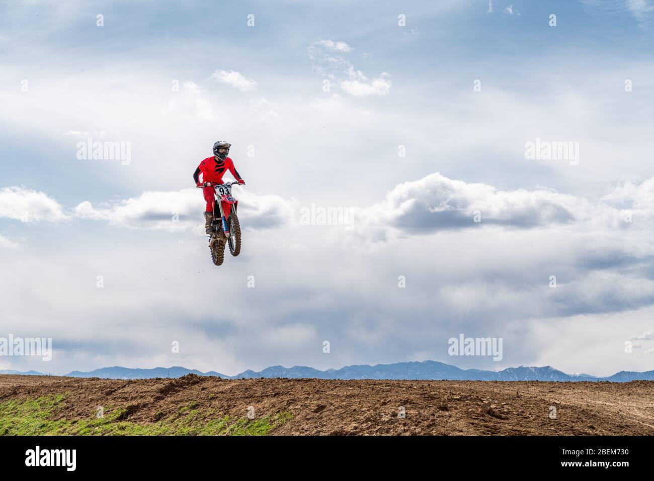 Dacono, CO/ USA- 29. März 2020 Motocross-Fahrer fahren um die Strecke und schlagen Sprünge und Berms in Colorado's Front Range Stockfoto