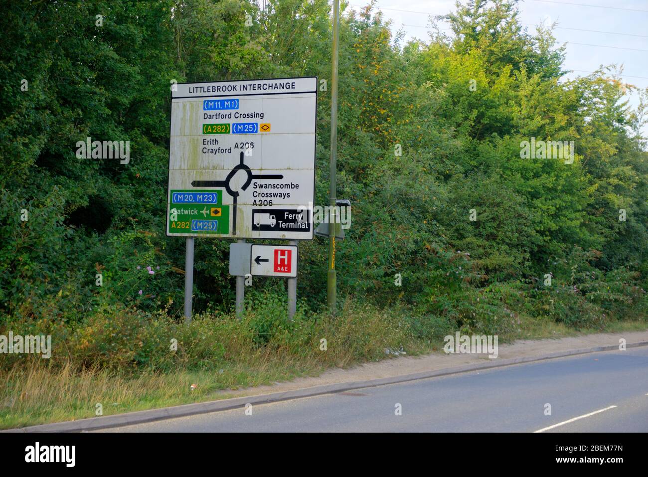 Dartford, Großbritannien - 30. August 2019: Beschilderung neben der Zufahrtsstraße zum Dartford Tunnel unter der Themse als Littlebrook Intercha identifiziert Stockfoto