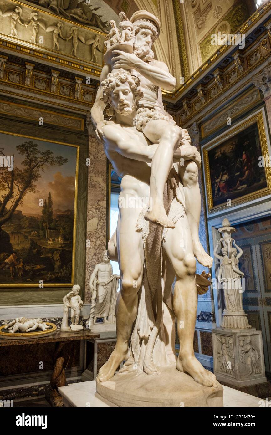 Italienische Kunst, Vorderansicht von Aeneas, Anchises und Ascanius auf der Flucht nach Troja, Marmorskulptur von Gian Lorenzo Bernini, Galleria Borghese Museum, Rom, Italien Stockfoto