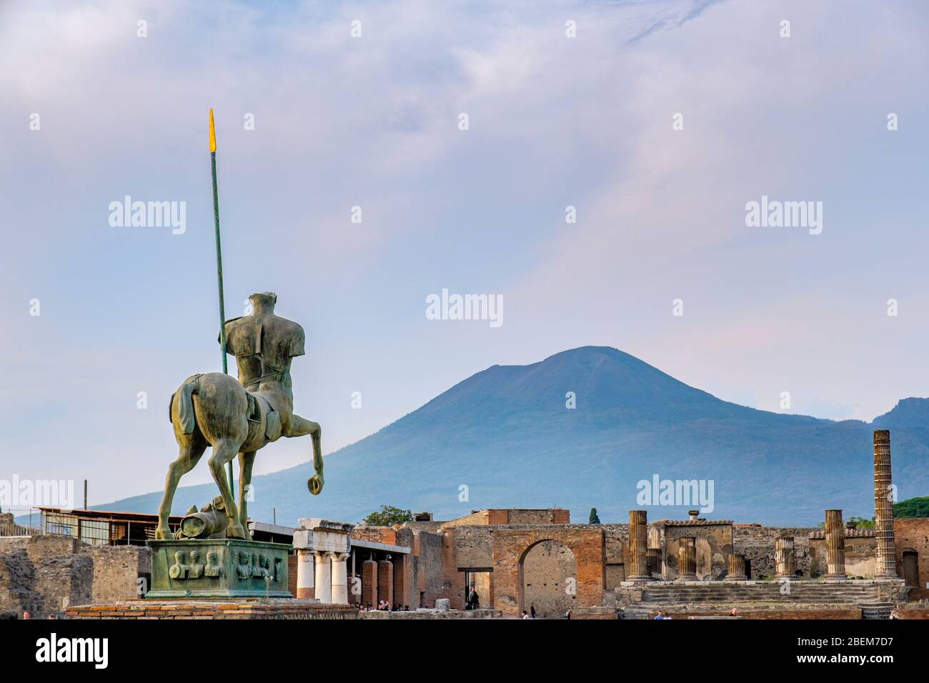 Ruinen von Pompeji, Forum Pompeji - Centauro, Bronzestatue von Igor Motoraj, Vesuv im Hintergrund, antike Stadt Pompeji, Italien, Europa. Stockfoto