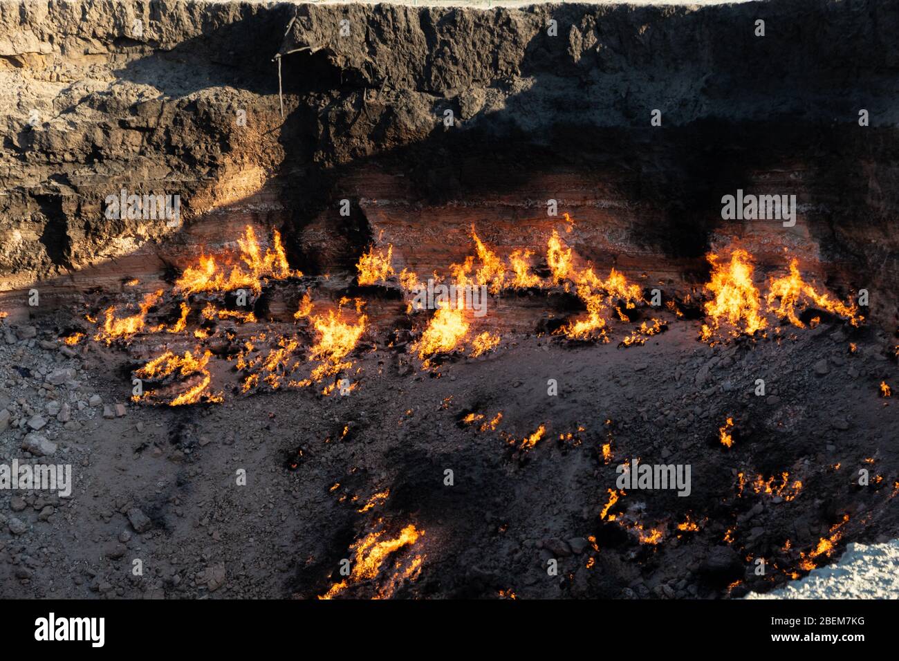 Der Darvasa Krater, auch bekannt als der Tor zur Hölle, der Flammengaskrater in Darvaza (Darvasa), Turkmenistan Stockfoto