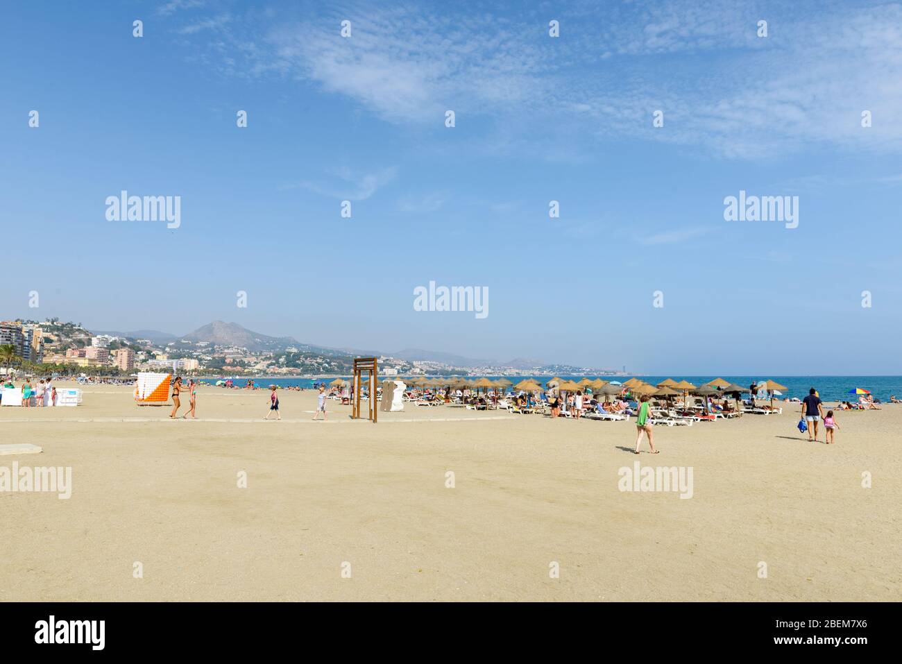 MALAGA, SPANIEN - 3. SEPTEMBER: Menschen, die einen heißen Sommertag am Strand von Malaga genießen Stockfoto