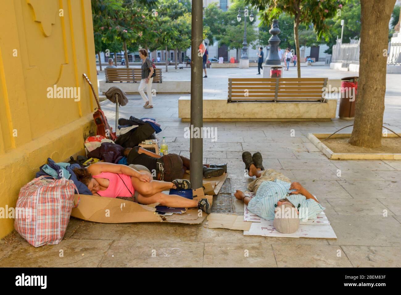 MALAGA, SPANIEN - 3. SEPTEMBER: Gruppe von obdachlosen Künstlern, die auf der Straße liegen und schlafen Stockfoto