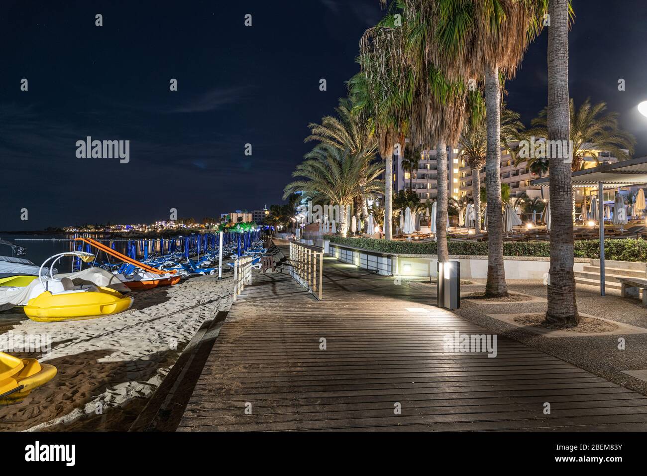 Ruhebereich mit Palmen und Sonnenliegen in der Nähe des Hotels in Protaras, Zypern Stockfoto