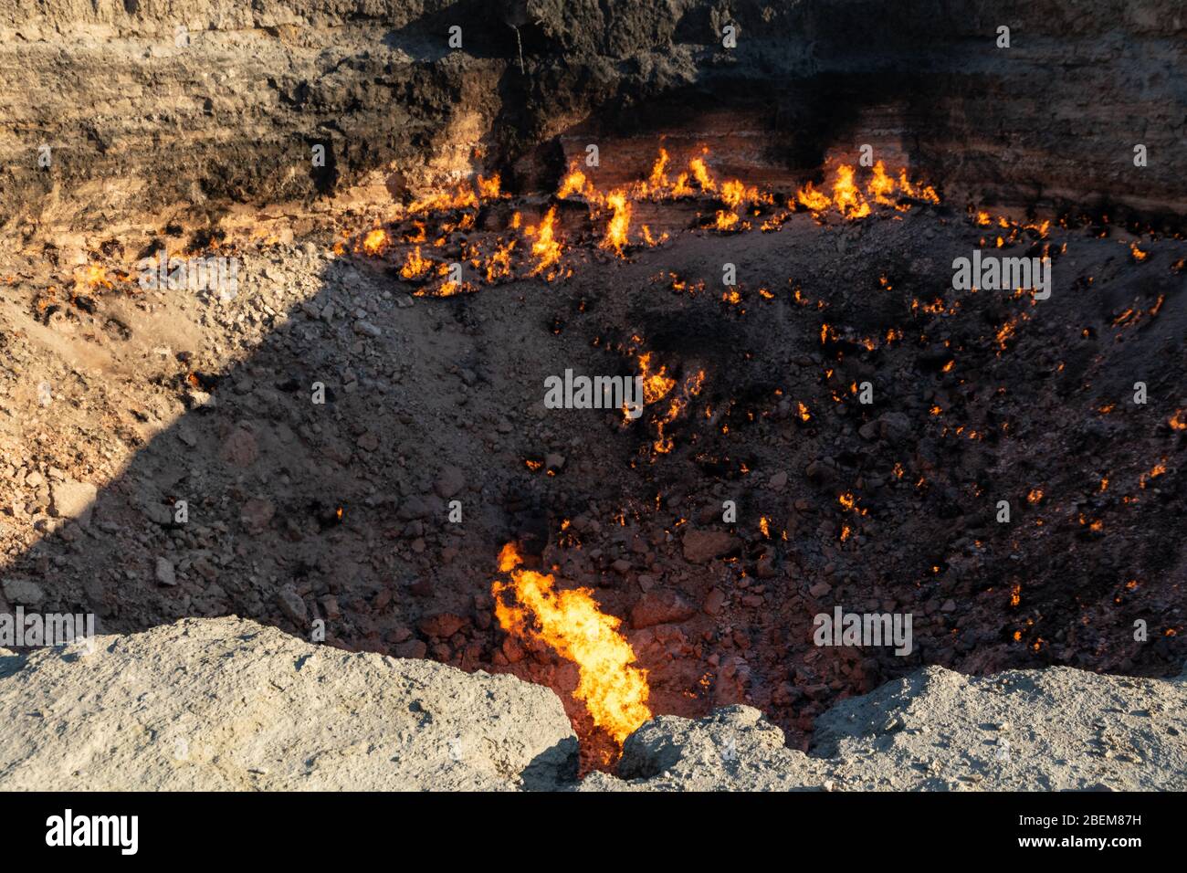 Der Darvasa Krater, auch bekannt als der Tor zur Hölle, der Flammengaskrater in Darvaza (Darvasa), Turkmenistan Stockfoto