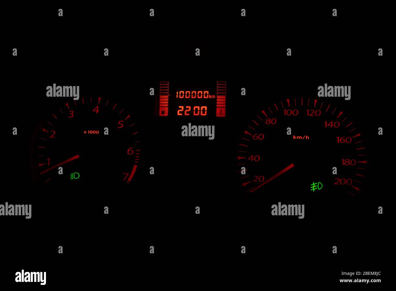 Schwarzes Auto Armaturenbrett mit orangefarbenen Lichter des  Kilometerzählers und grüne Scheinwerfer Symbole Selective Fokus  Stockfotografie - Alamy