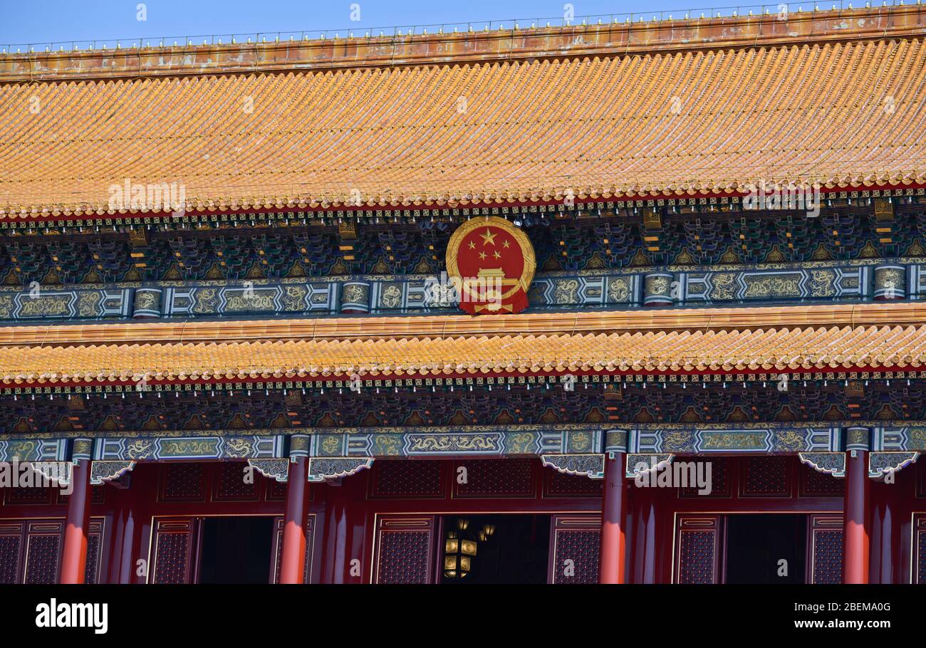 Schild der Kommunistischen Partei Chinas im Tor des Himmlischen Friedens, Verbotene Stadt. Peking, China Stockfoto