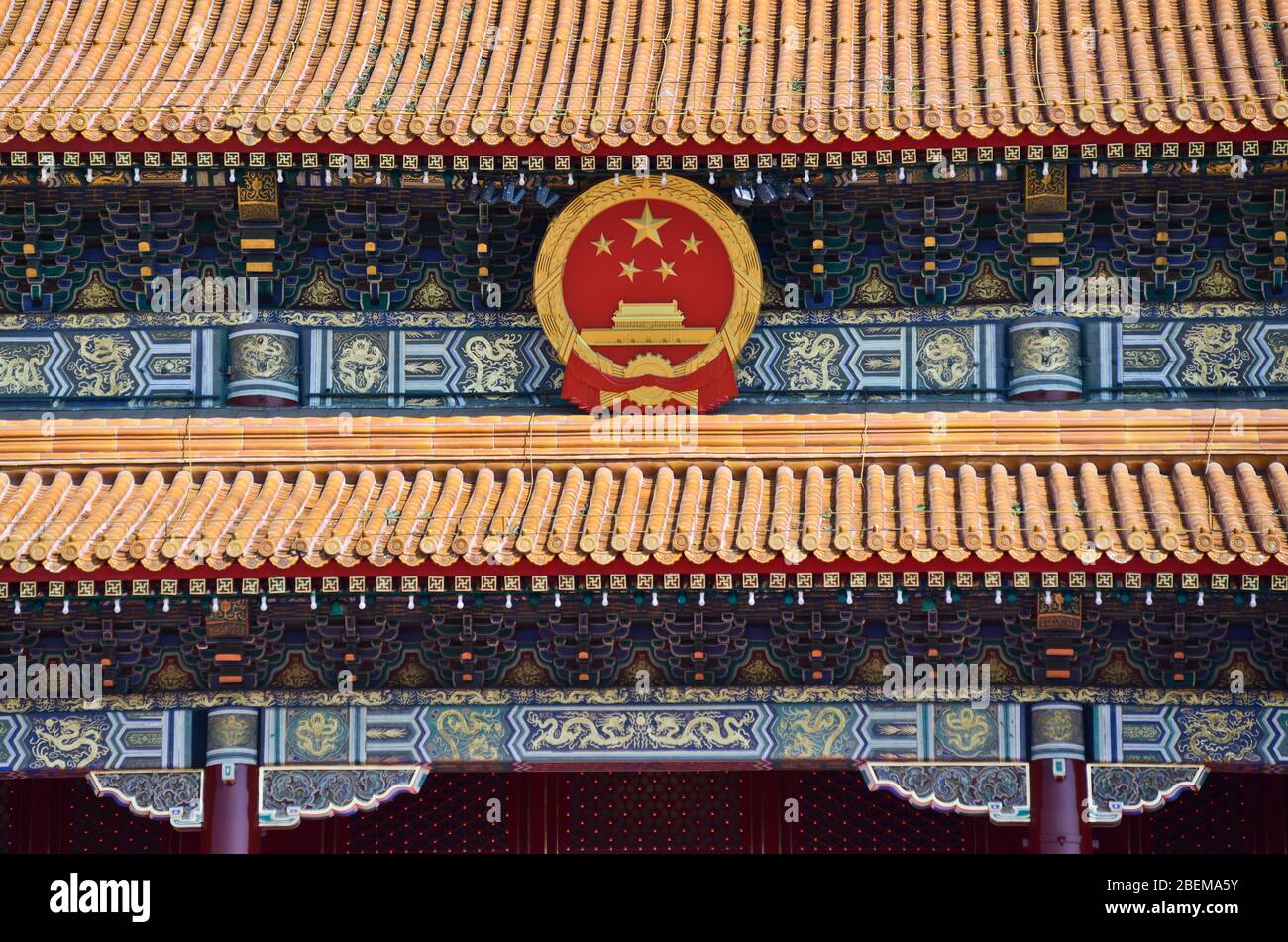 Schild der Kommunistischen Partei Chinas am Tor des Himmlischen Friedens, Verbotene Stadt. Peking, China Stockfoto