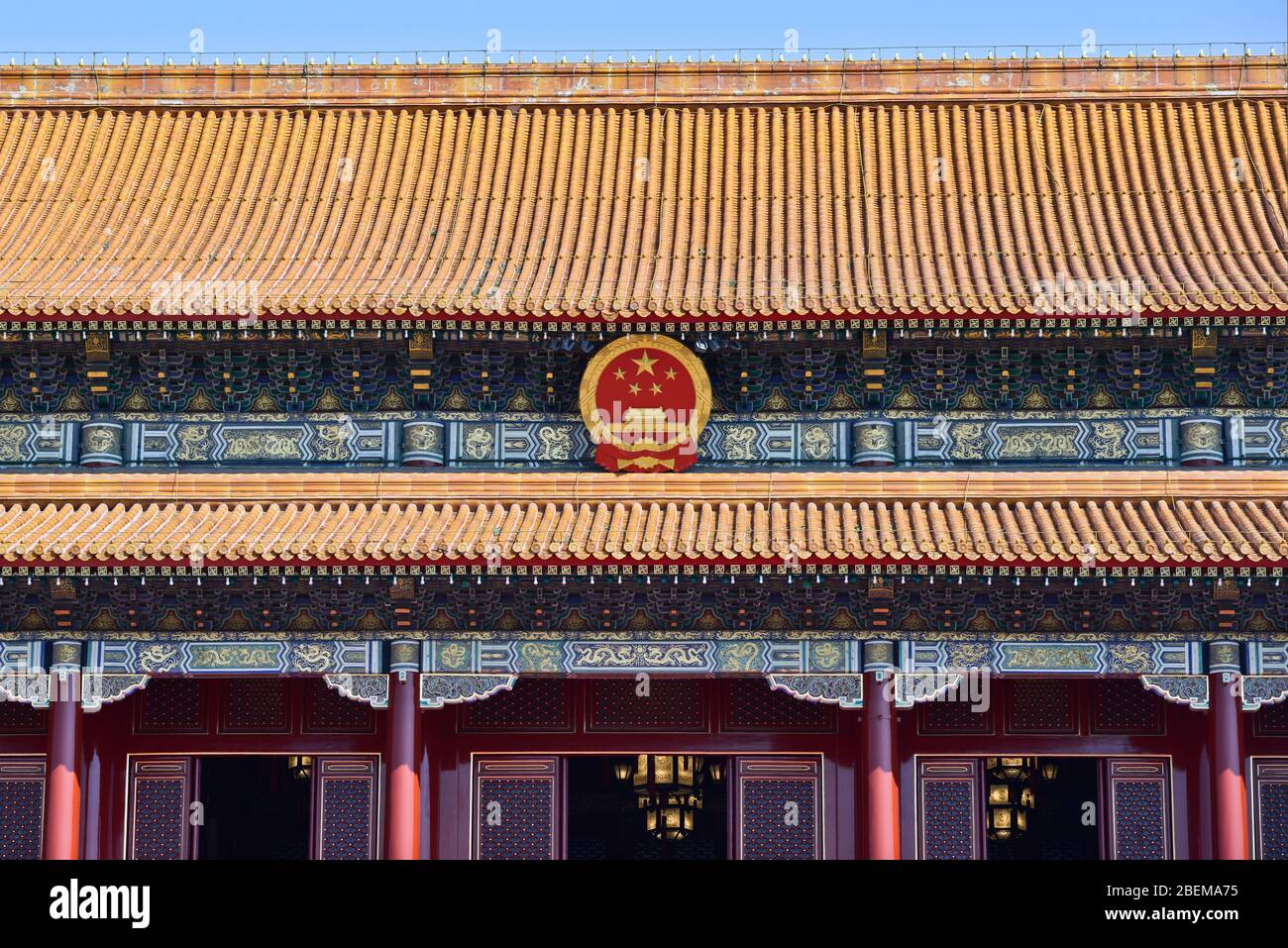 Schild der Kommunistischen Partei Chinas am Tor des Himmlischen Friedens, Verbotene Stadt. Peking, China Stockfoto
