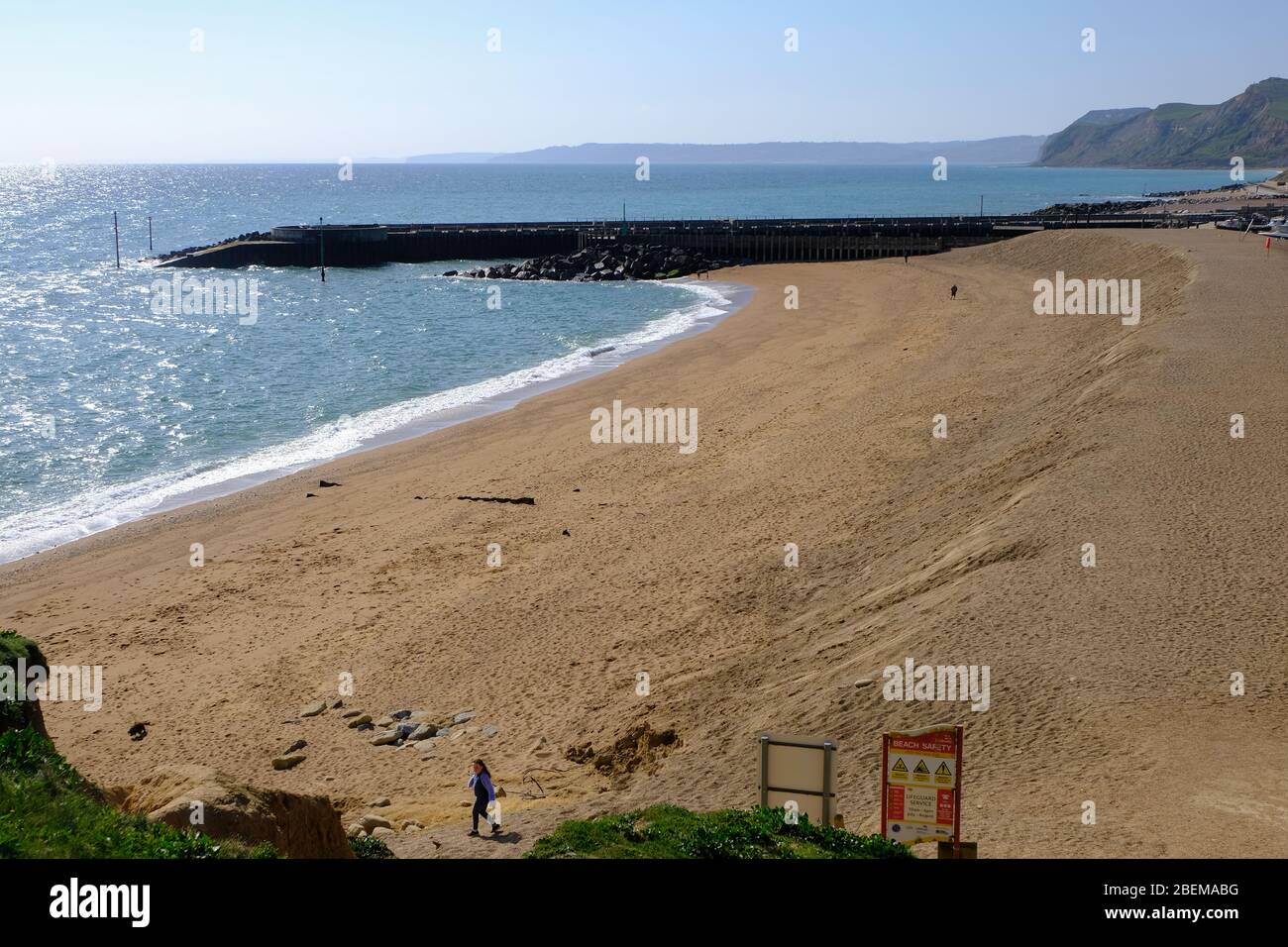 West Bay, Dorset, Großbritannien. April 2020. Da die Sperrung des Coronavirus andauert und Touristen von dem normalerweise überfüllten Ferienort West Bay fernbleiben, sagt das Amt für Budgetverantwortung, dass die Sperrung das BIP um 35% senken könnte. Kredit: Tom Corban/Alamy Live News Stockfoto