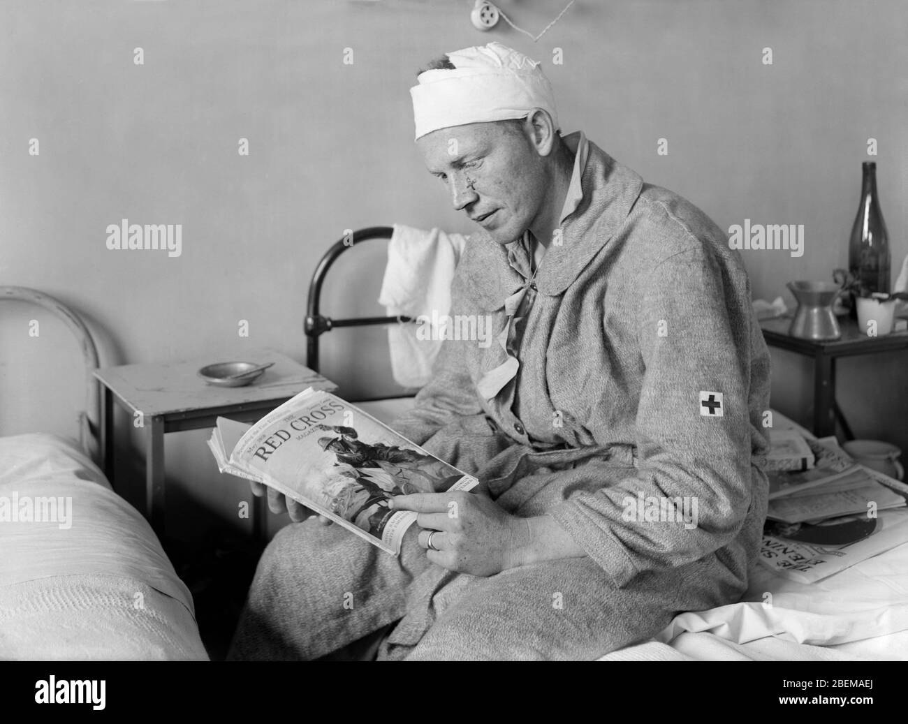 Amerikanischer Soldat im amerikanischen Militärkrankenhaus Nr. 1 unterstützt vom Americana Red Cross, Neuilly, Frankreich, Lewis Wickes Hine, American National Red Cross Photograph Collection, Juni 1918 Stockfoto