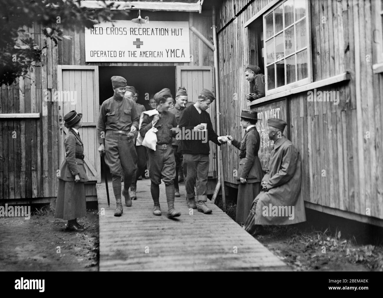 Amerikanische Soldaten verlassen die American Red Cross Recreation Hut im Base Hospital No. 6, betrieben von der American YMCA, Bordeaux, Frankreich, Lewis Wickes Hine, American National Red Cross Photograph Collection, Oktober 1918 Stockfoto
