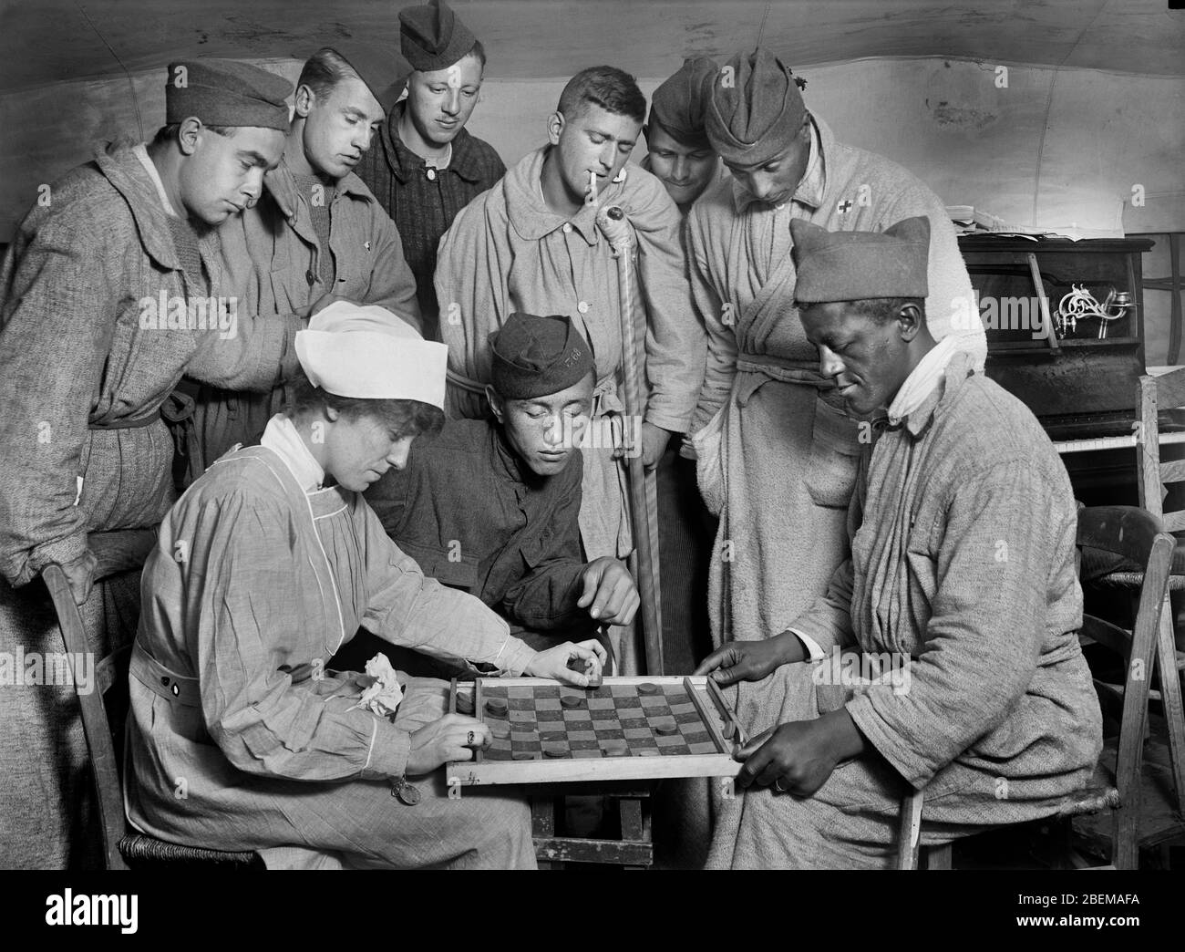 Amerikanischer Soldat spielt Checkers in der American Red Cross Recreation Hut, American Military Hospital No. 5, Auteuil, Frankreich, Lewis Wickes Hine, amerikanische nationale Rotkreuz-Fotokollektion, September 1918 Stockfoto