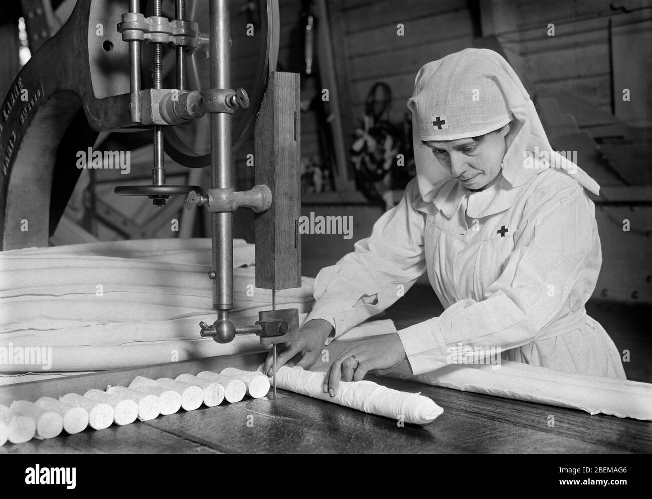 Weibliche Mitarbeiterin des amerikanischen Roten Kreuzes, die Vorräte für die Front vorbereitet, Amerikanisches Rotes Kreuz, 60 Rue St. Didier, Paris, Frankreich, Lewis Wickes Hine, amerikanische Nationale Rotes Kreuz Fotothek, Juli 1918 Stockfoto