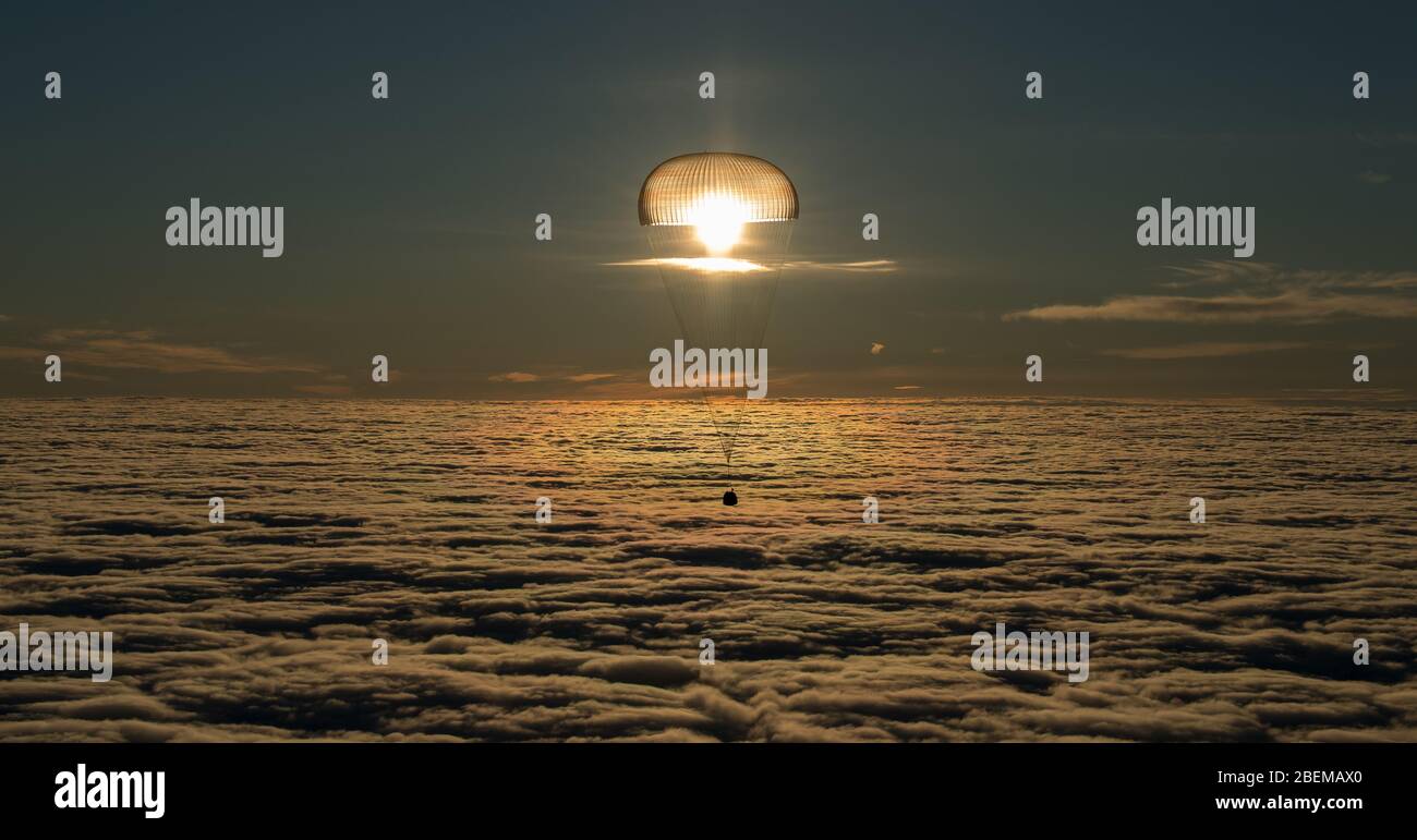 ZHEZKAZGAN, KASACHSTAN - 28. Februar 2018 - die Sojus MS-06 Raumsonde wird bei der Landung mit den Besatzungsmitgliedern der Expedition 54 Joe Acaba und Mark Vande He gesehen Stockfoto