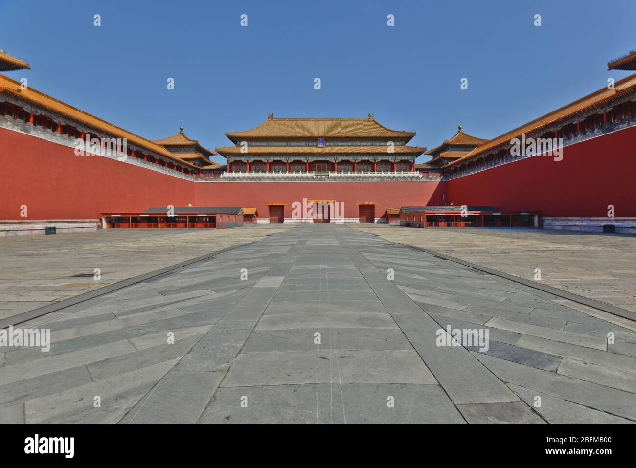 Das Meridian-Tor, der Eingang zur Verbotenen Stadt, mit zwei hervorstehenden Flügeln. Peking, China Stockfoto
