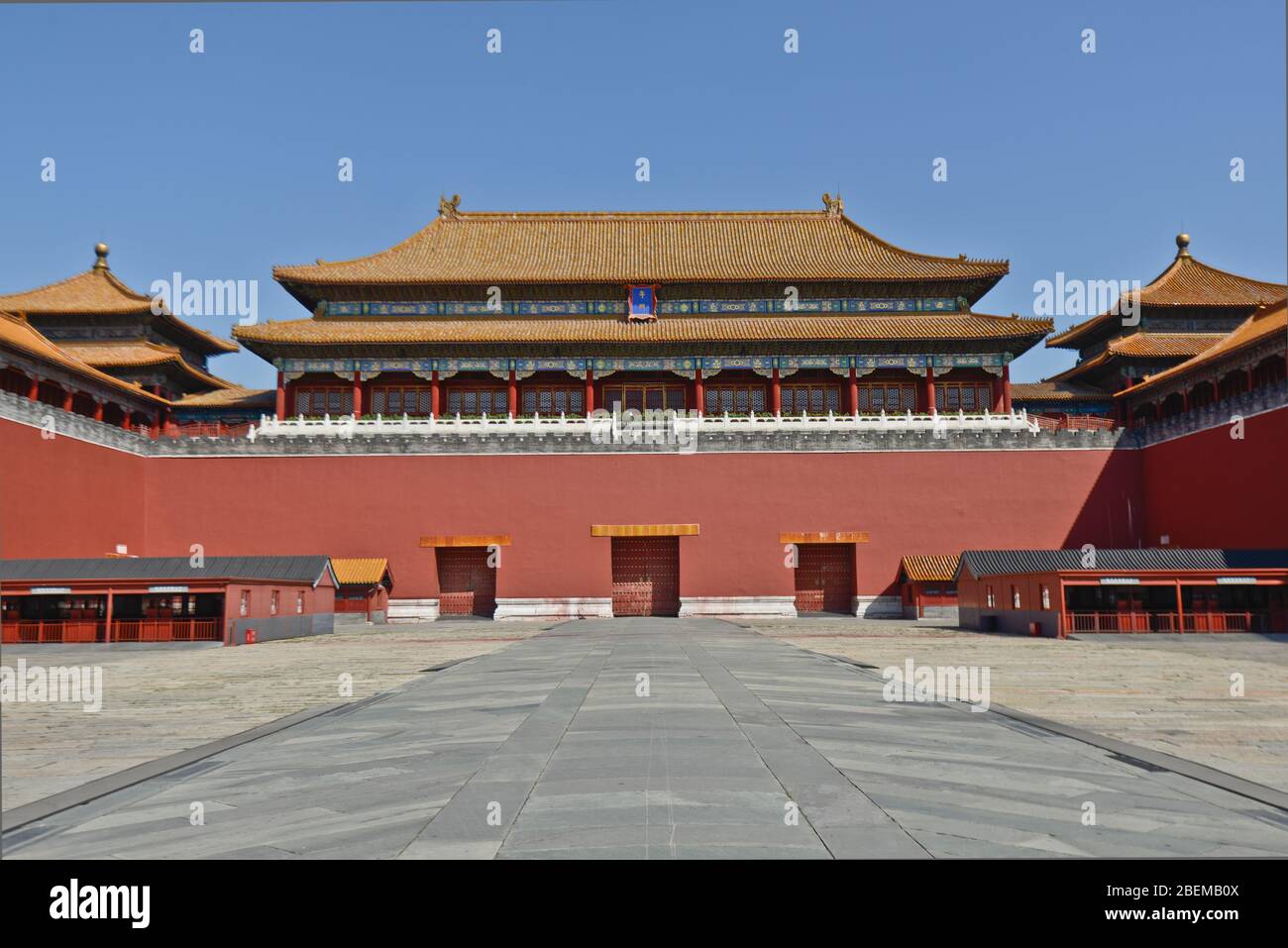 Das Meridian-Tor, der Eingang zur Verbotenen Stadt, mit zwei hervorstehenden Flügeln. Peking, China Stockfoto