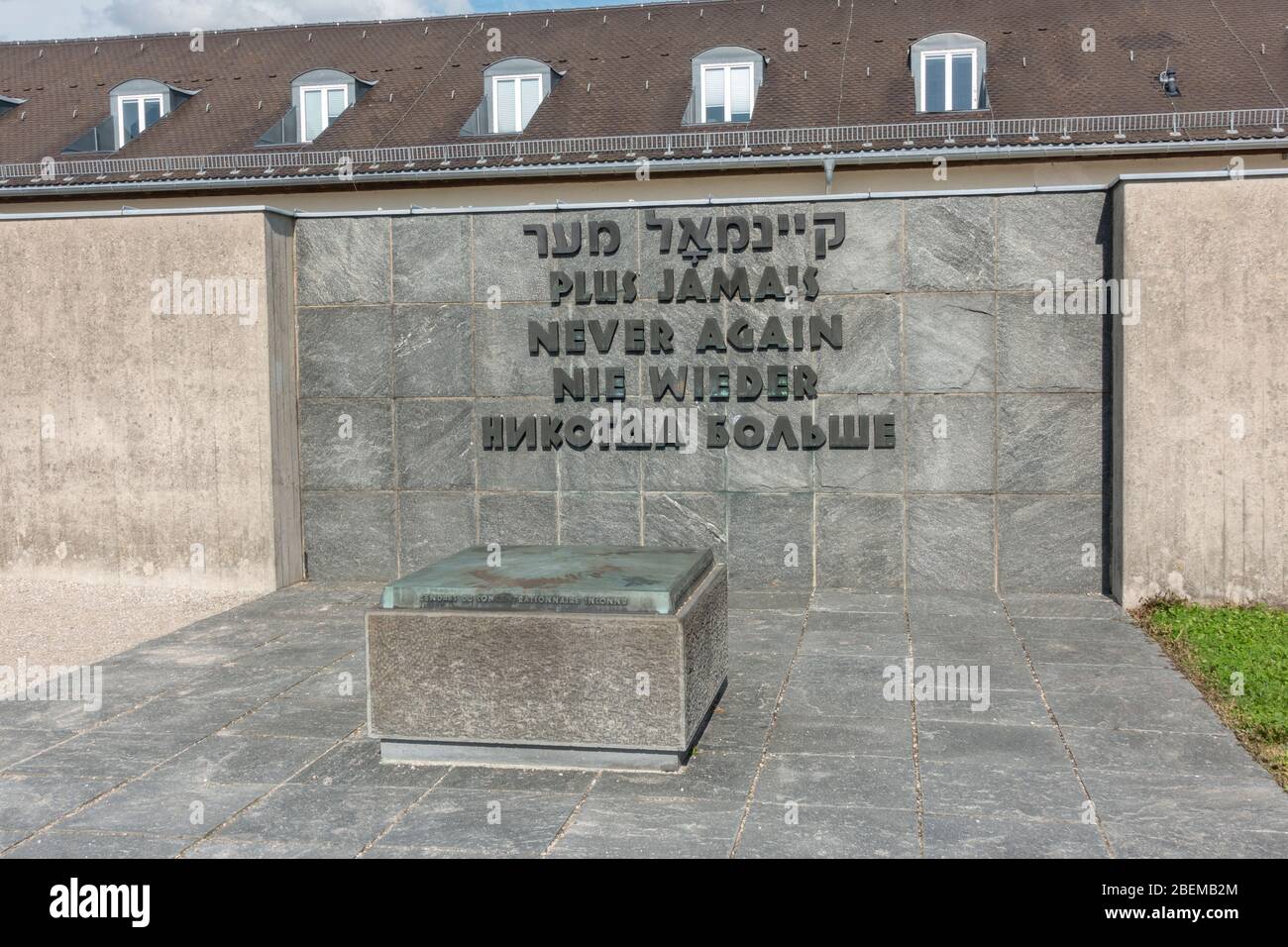 "Nie wieder" in fünf Sprachen auf der unbekannten Häftlings-Gedenkstätte im ehemaligen NS-deutschen KZ Dachau-München. Stockfoto