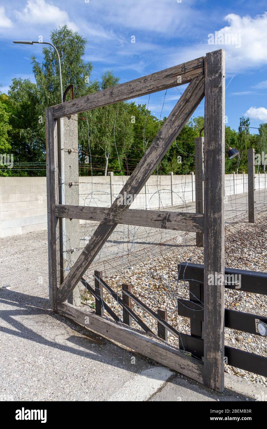 Tor und Zaun (rekonstruiert) im ehemaligen Konzentrationslager Dachau, München. Stockfoto
