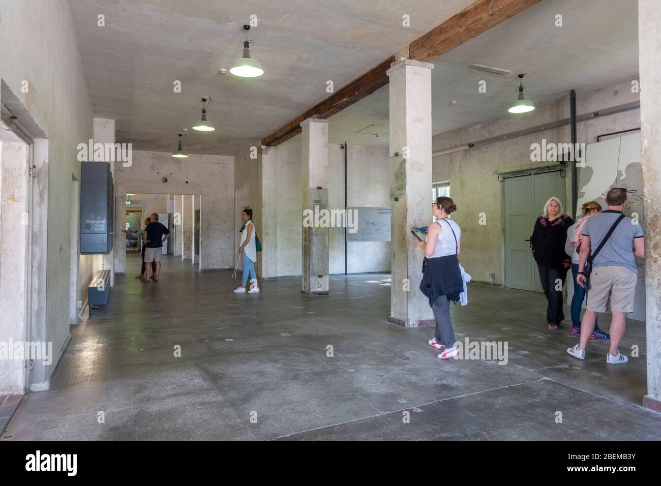 Gesamtansicht des Ausstellungsbereichs im ehemaligen Instandhaltungsgebäude des ehemaligen KZ Dachau, München. Stockfoto