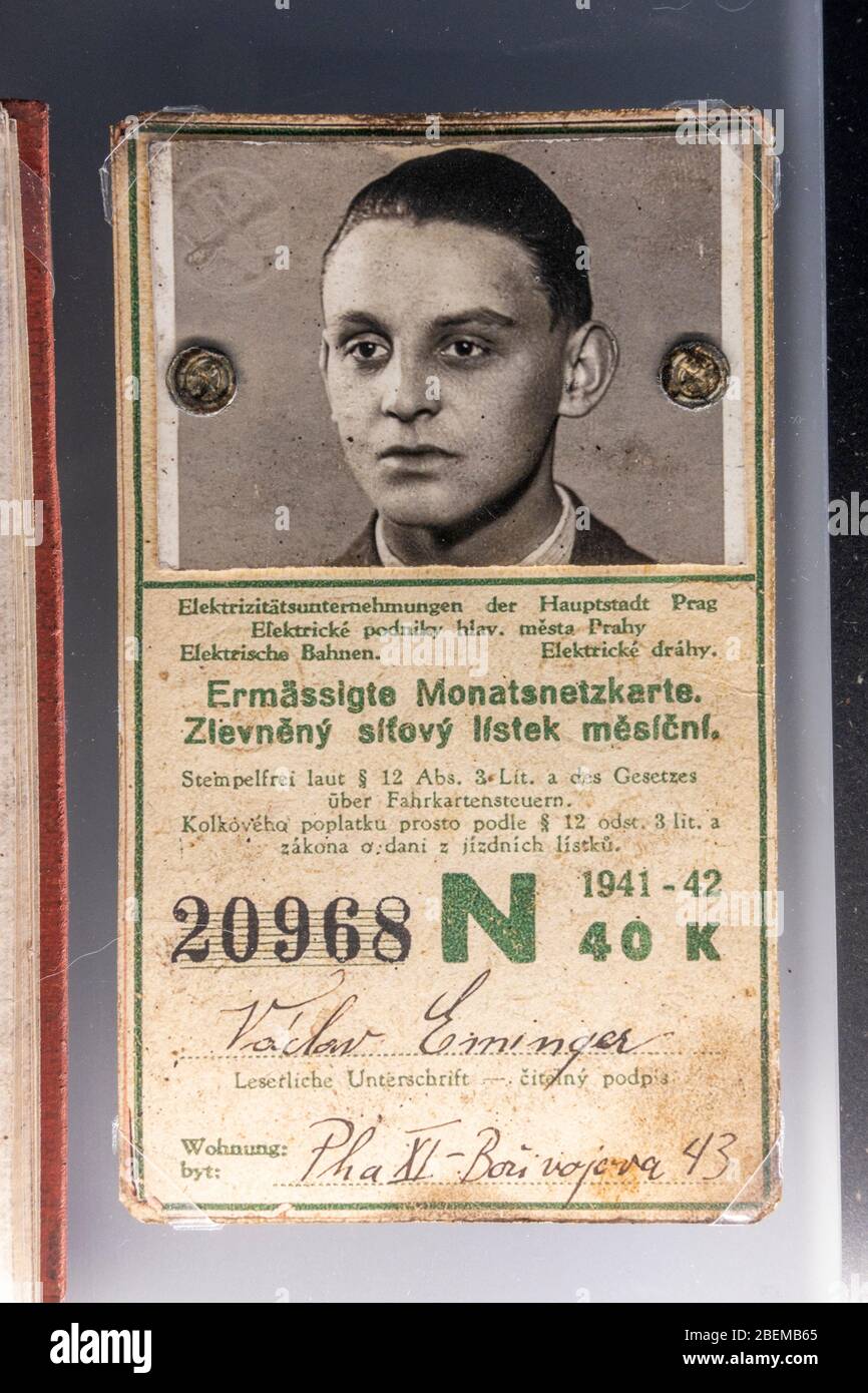 Monatskarte für die elektrische Straßenbahn, die im ehemaligen Konzentrationslager Dachau in München ausgestellt wurde. Stockfoto