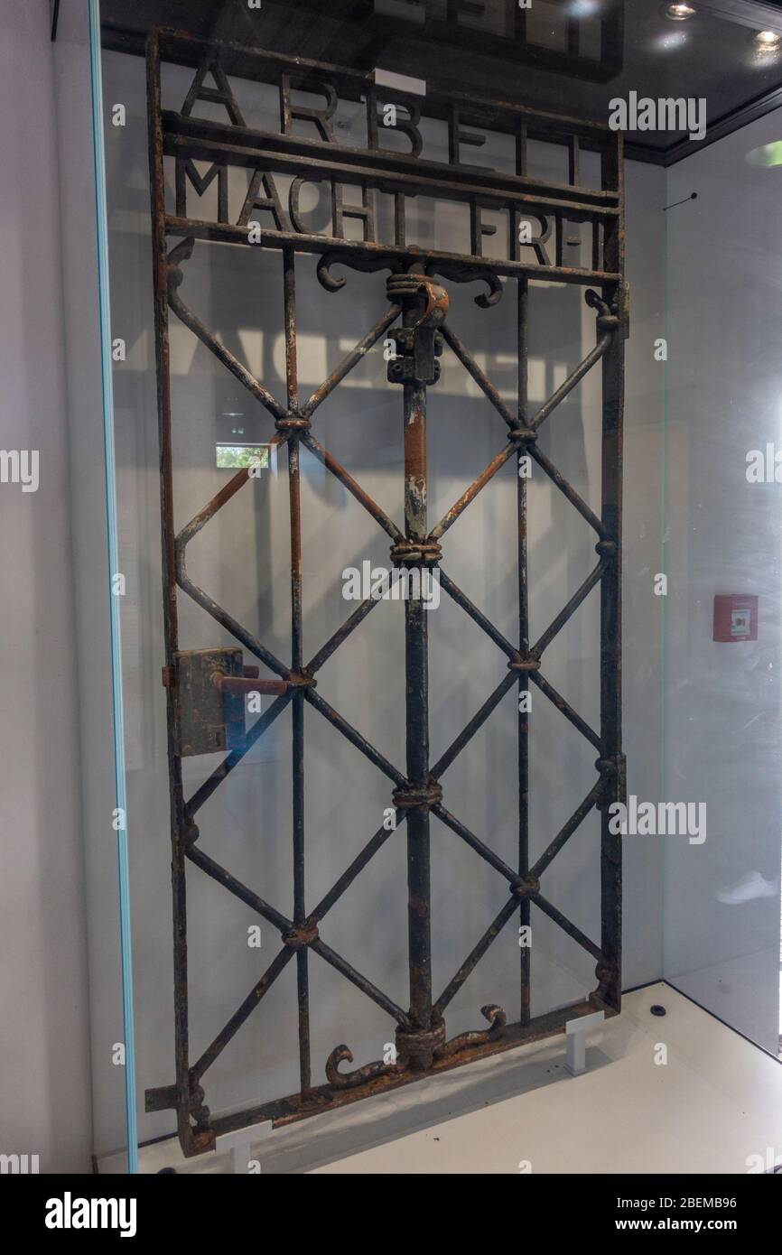 Ein original Lagertor mit "Arbeit macht frei" (aus dem Jahr 1936) im ehemaligen KZ Dachau, München. Stockfoto
