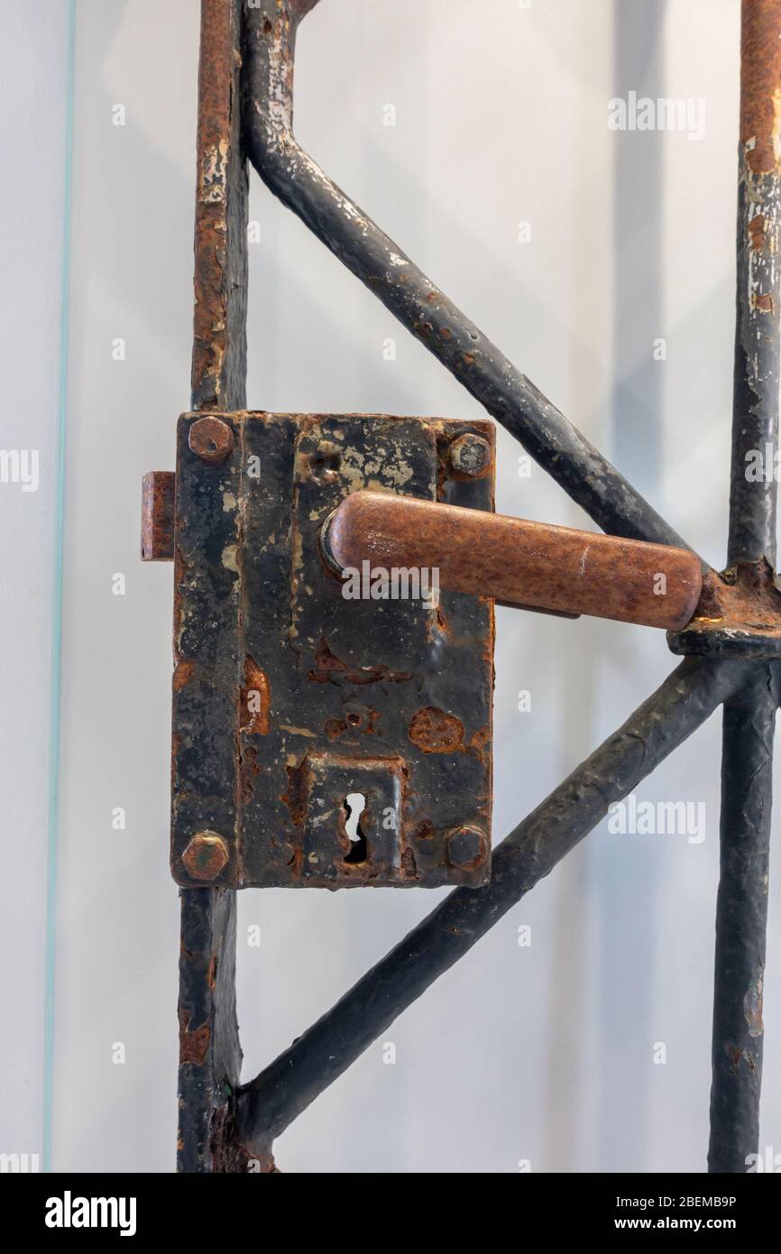 Griff aus dem Originallager 1936 'Arbeit macht frei'-Tor im ehemaligen KZ Dachau, München. Stockfoto