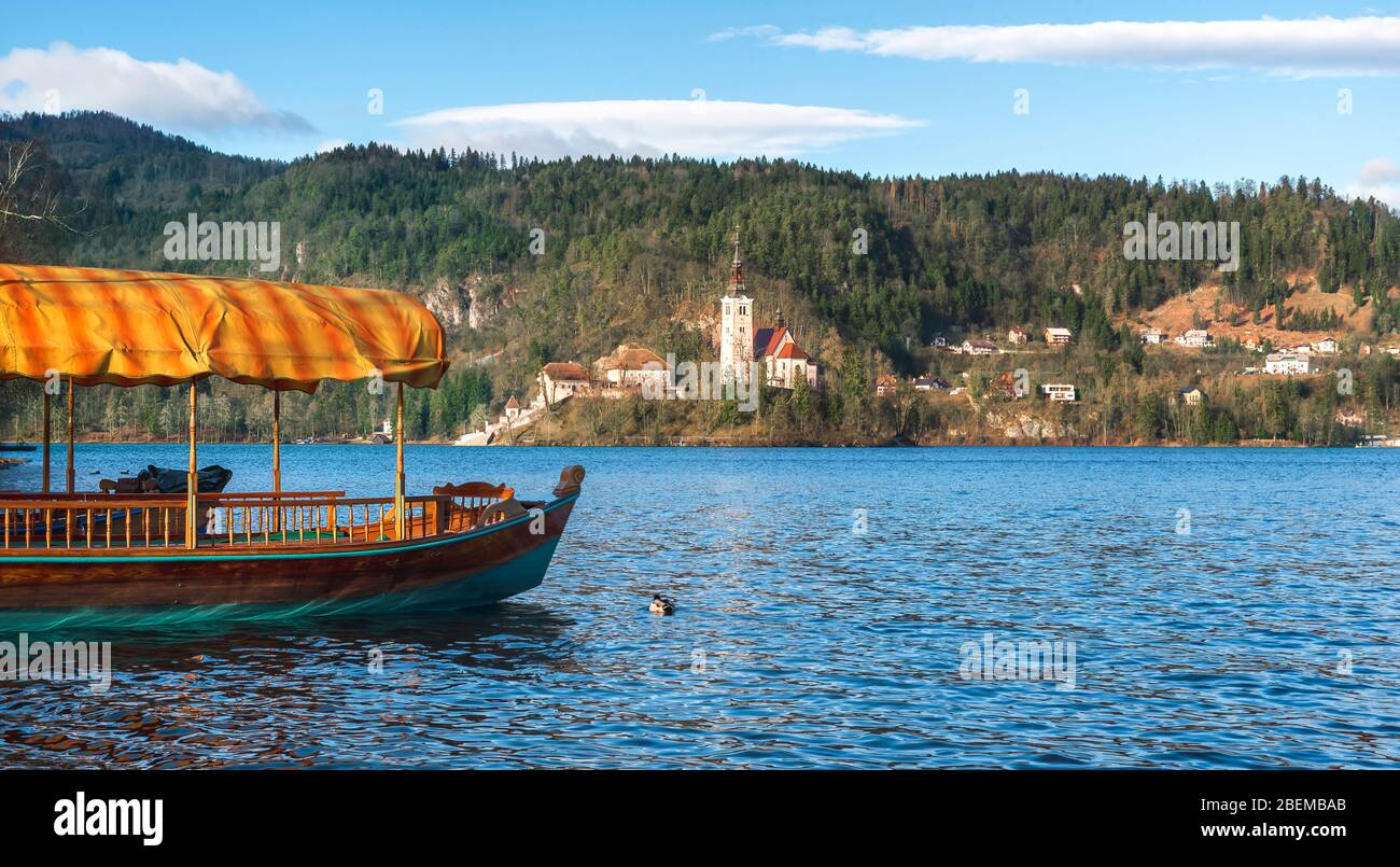 Leeres Boot am Ufer des Bleder Sees in Slowenien geparkt. Touristenboot mit orangefarbenem Dach Nahaufnahme. Schönes Reiseziel in den slowenischen Bergen, Stockfoto