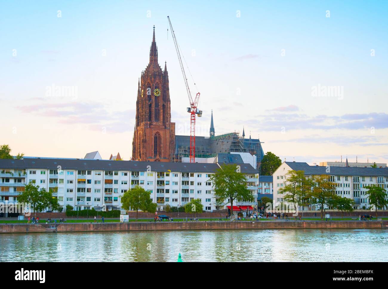 Skyline von Frankfurt mit Menschen, die am Main spazieren und den Bau des Frankfurter Doms im Hintergrund. Deutschland Stockfoto