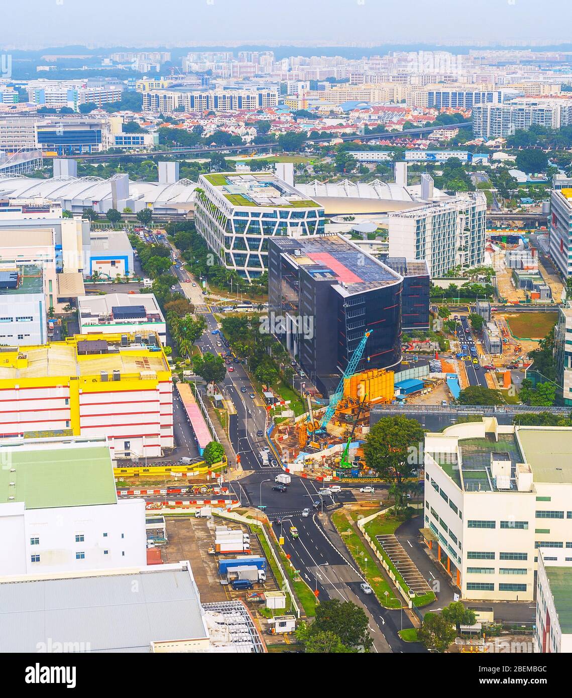 Luftaufnahme von Singapur. Straße, Geschäftszentren, Baustelle Stockfoto