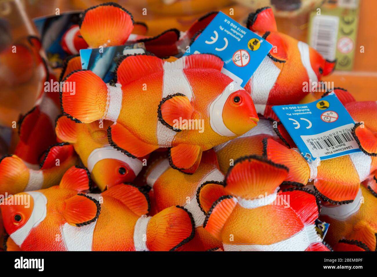 Kunststoff Clownfische im Souvenirladen des National Aquarium, Triq IT-Trunciera, St Paul's Bay, Malta zu verkaufen Stockfoto