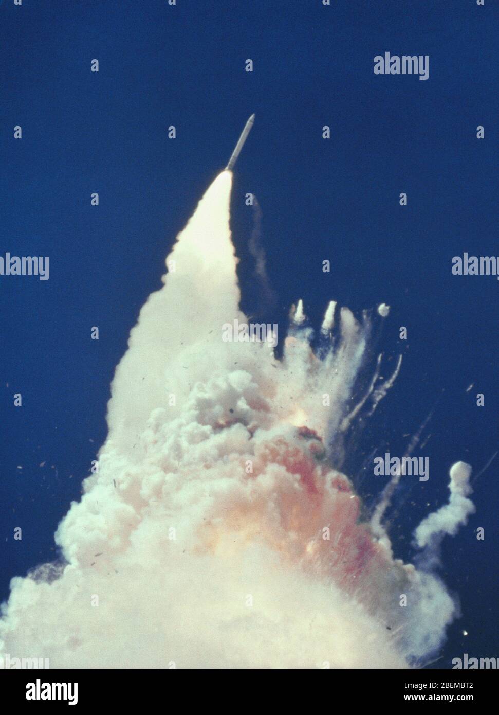 USA - 28. Januar 1986 - nach etwa 76 Sekunden können Fragmente des Orbiters vor einem Hintergrund aus Feuer, Rauch und verdampftem Propellan taumeln sehen Stockfoto