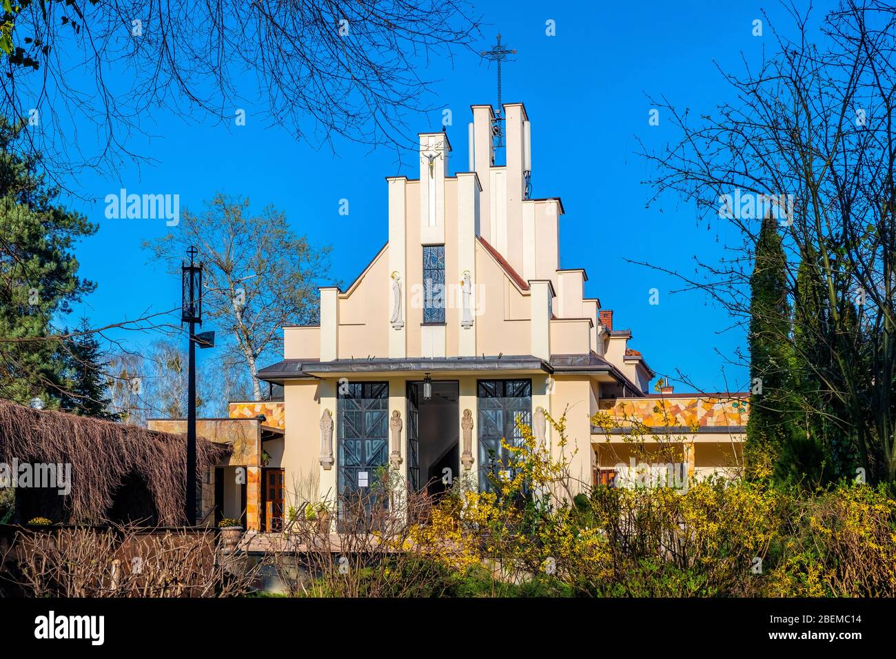 Podkowa Lesna, Mazovia / Polen - 2020/04/12: Pfarrkirche St. Christopher - Kosciol SW. Krzysztofa - in Podkowa Lesna, Vorstadt von Warschau Stockfoto