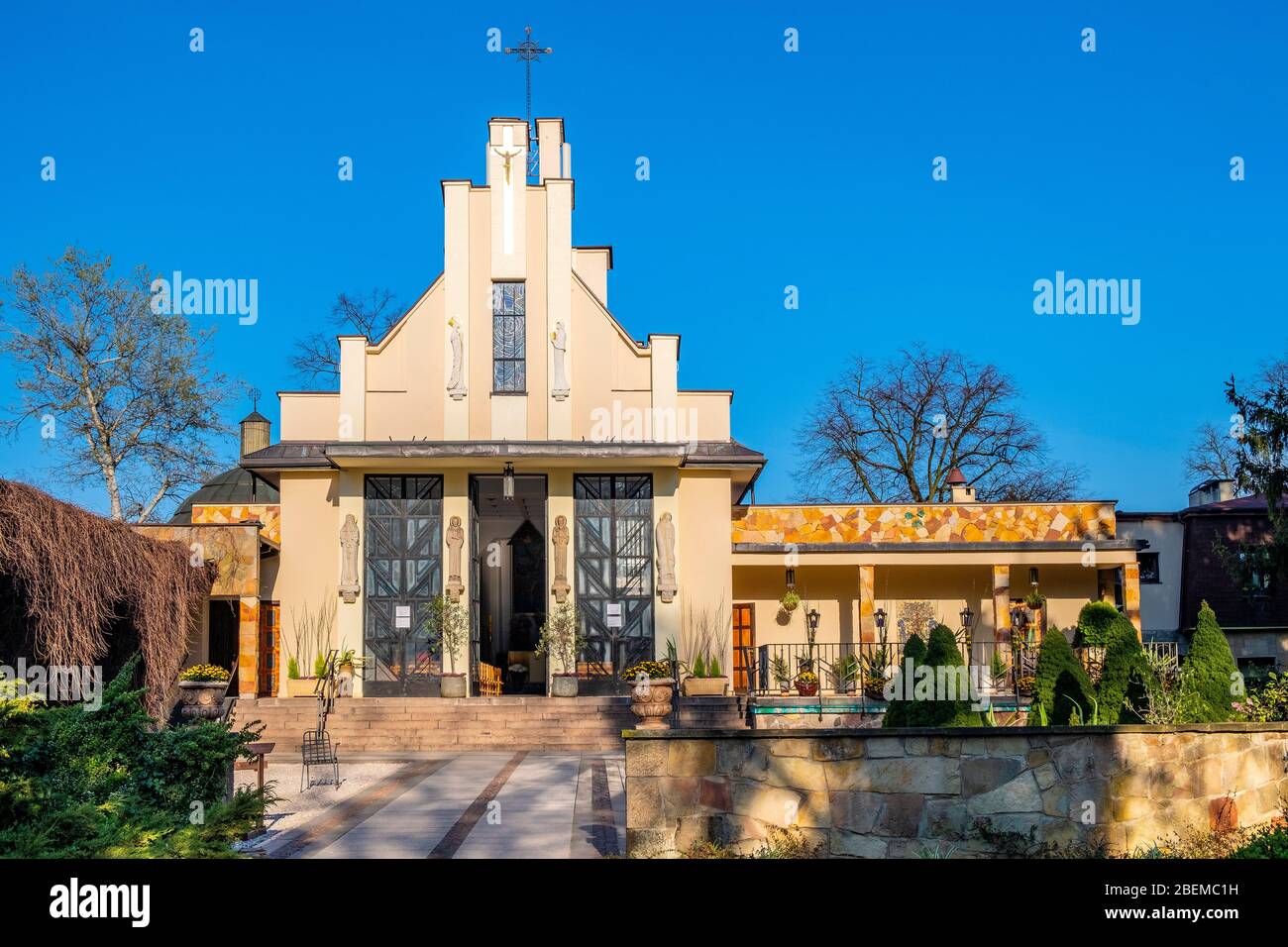 Podkowa Lesna, Mazovia / Polen - 2020/04/12: Pfarrkirche St. Christopher - Kosciol SW. Krzysztofa - in Podkowa Lesna, Vorstadt von Warschau Stockfoto