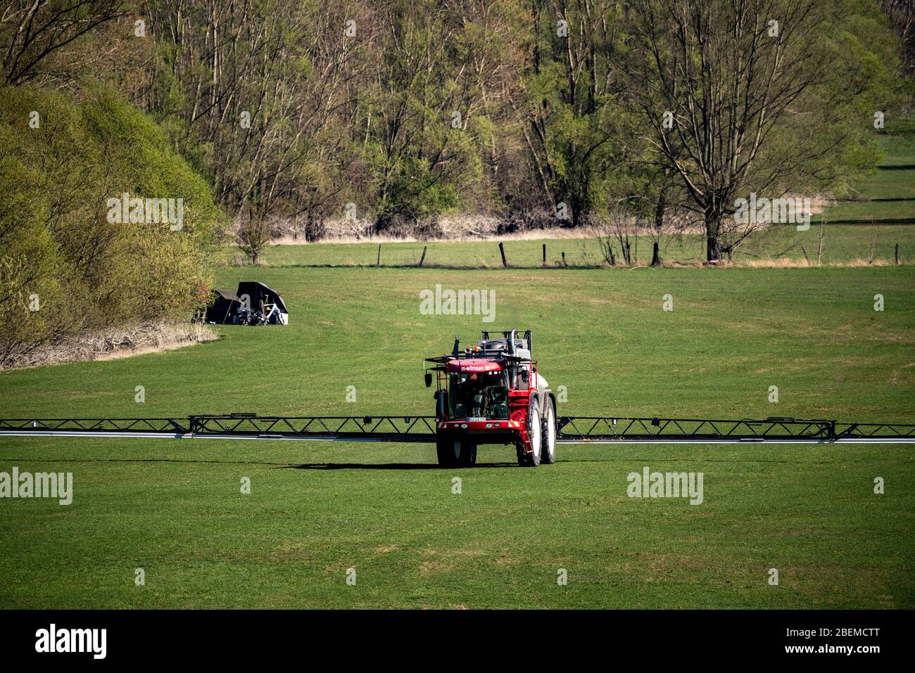 Pflanzenschutzmittel werden auf einem Feld in der Nähe von Rees, Reeser Schanz, Niederrhein, Stockfoto