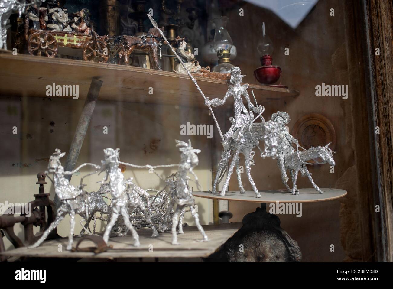 Handgefertigte Aluminiumfolie Figuren auf einem Fensterbrett angezeigt Stockfoto