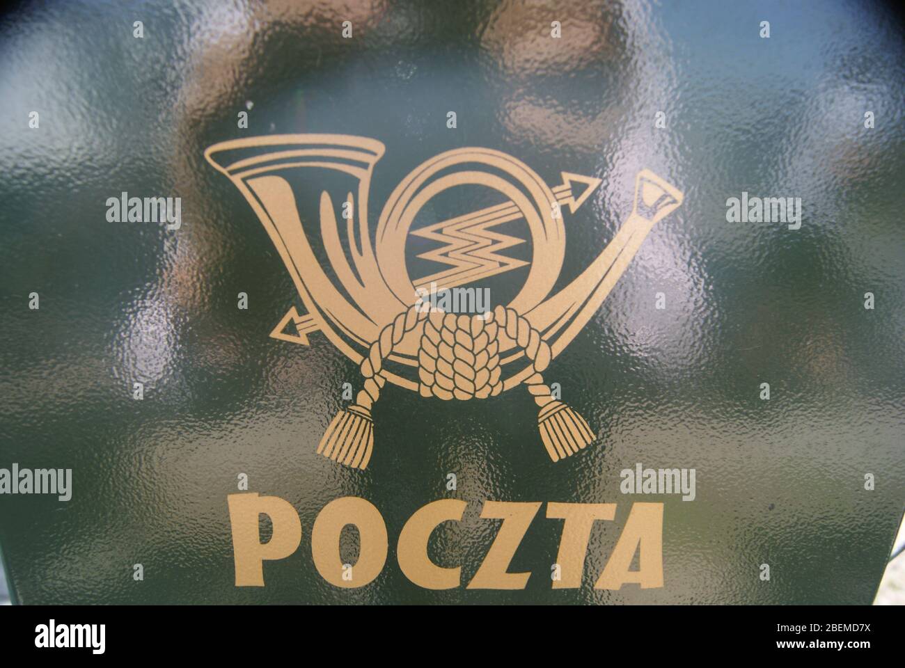 Boite aux lettres en Pologne avec les symboles de la poste polonaise Stockfoto