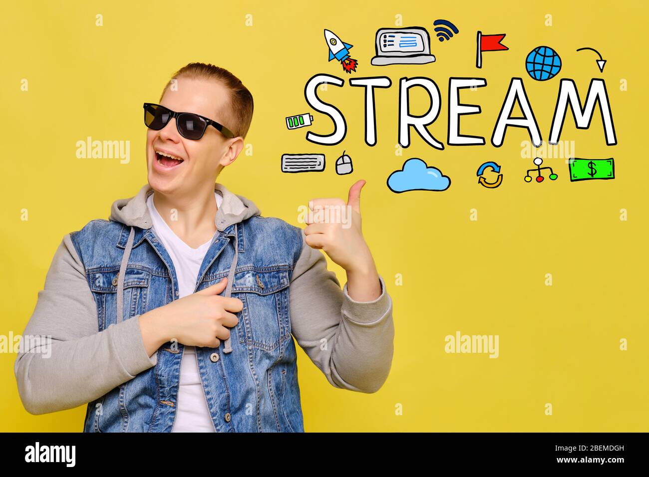 Stream Konzept - junger Mann lächelt auf gelbem Hintergrund. Nahaufnahme. Stockfoto