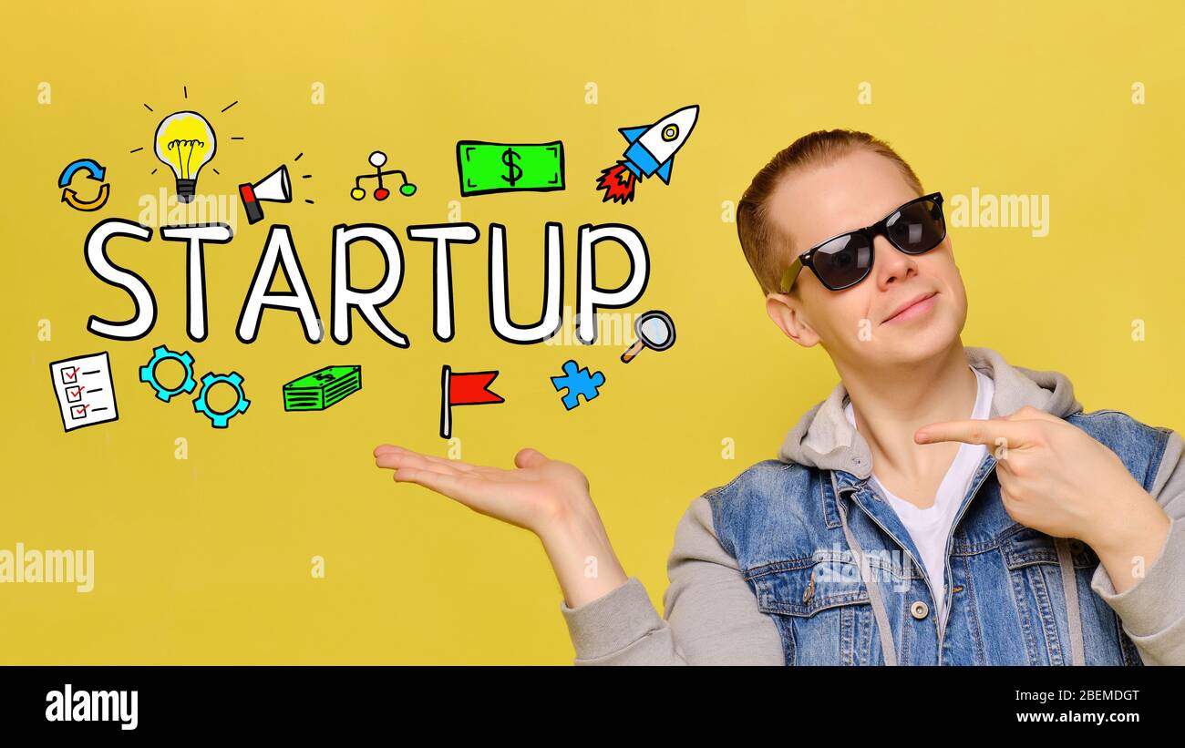 Startup-Konzept - junger Mann lächelt auf gelbem Hintergrund. Nahaufnahme. Stockfoto