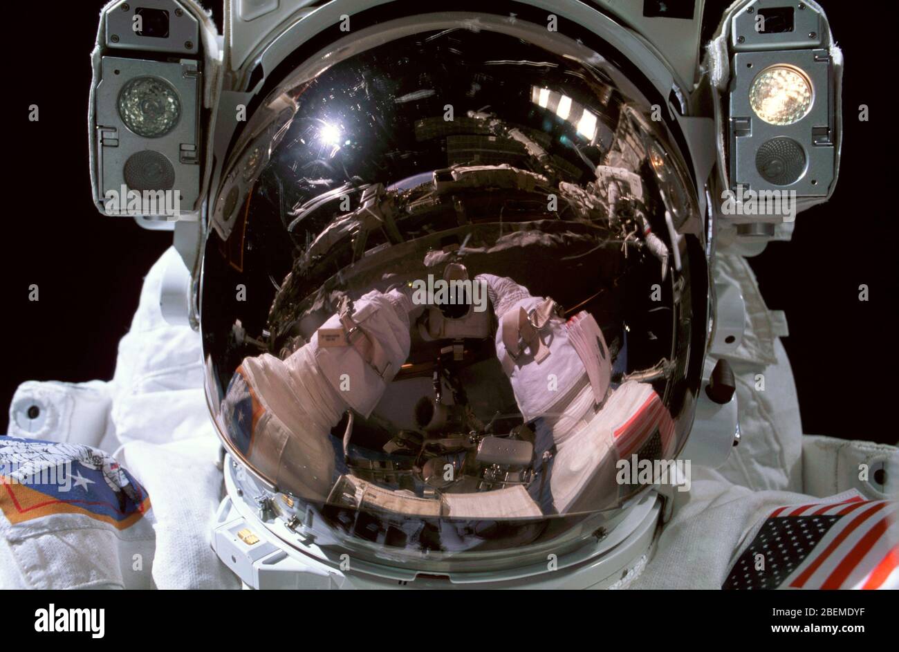 ISS - 15. Januar 2003 - Astronaut Donald R. Pettit, Expedition 6 NASA ISS-Wissenschaftsoffizier, fotografiert sein Helmvisier während eines extravehicular-Aktivs Stockfoto