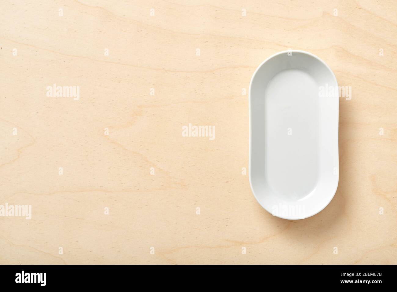 Blick von oben auf die leere weiße Essen Platte auf einem Holz Hintergrund. Stockfoto