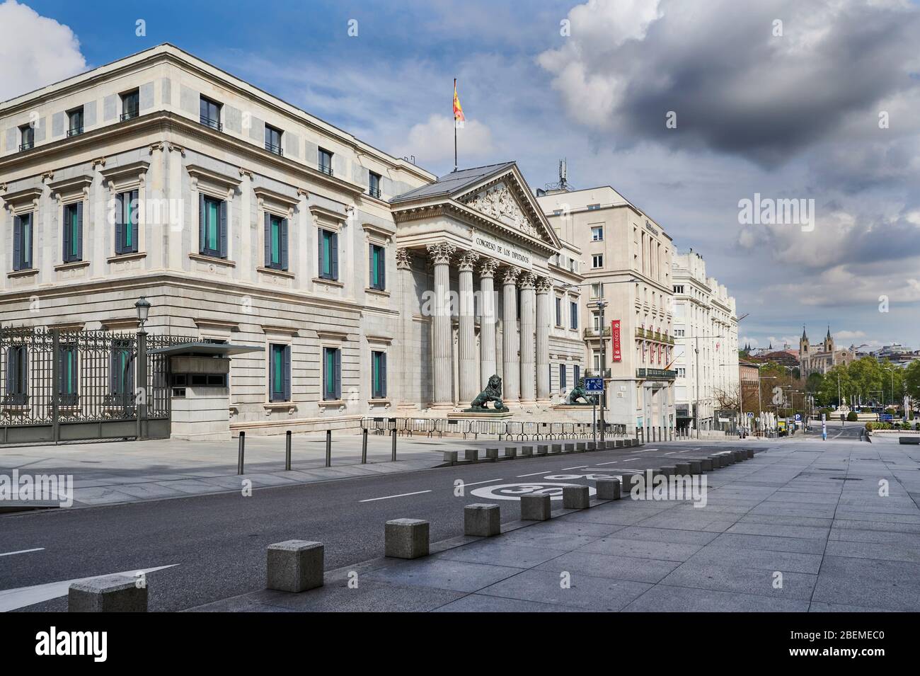 Madrid, Spanien - 11. April 2020 Palast des Abgeordnetenkongresses während des Coronavirus-Alarmstaates. Die leeren Straßen mitten in Ostern. Stockfoto Madrid, Spanien - 11. April 2020 Palast des Abgeordnetenkongresses während des Coronavirus-Alarmstaates. Die leeren Straßen mitten in Ostern. Stockfoto