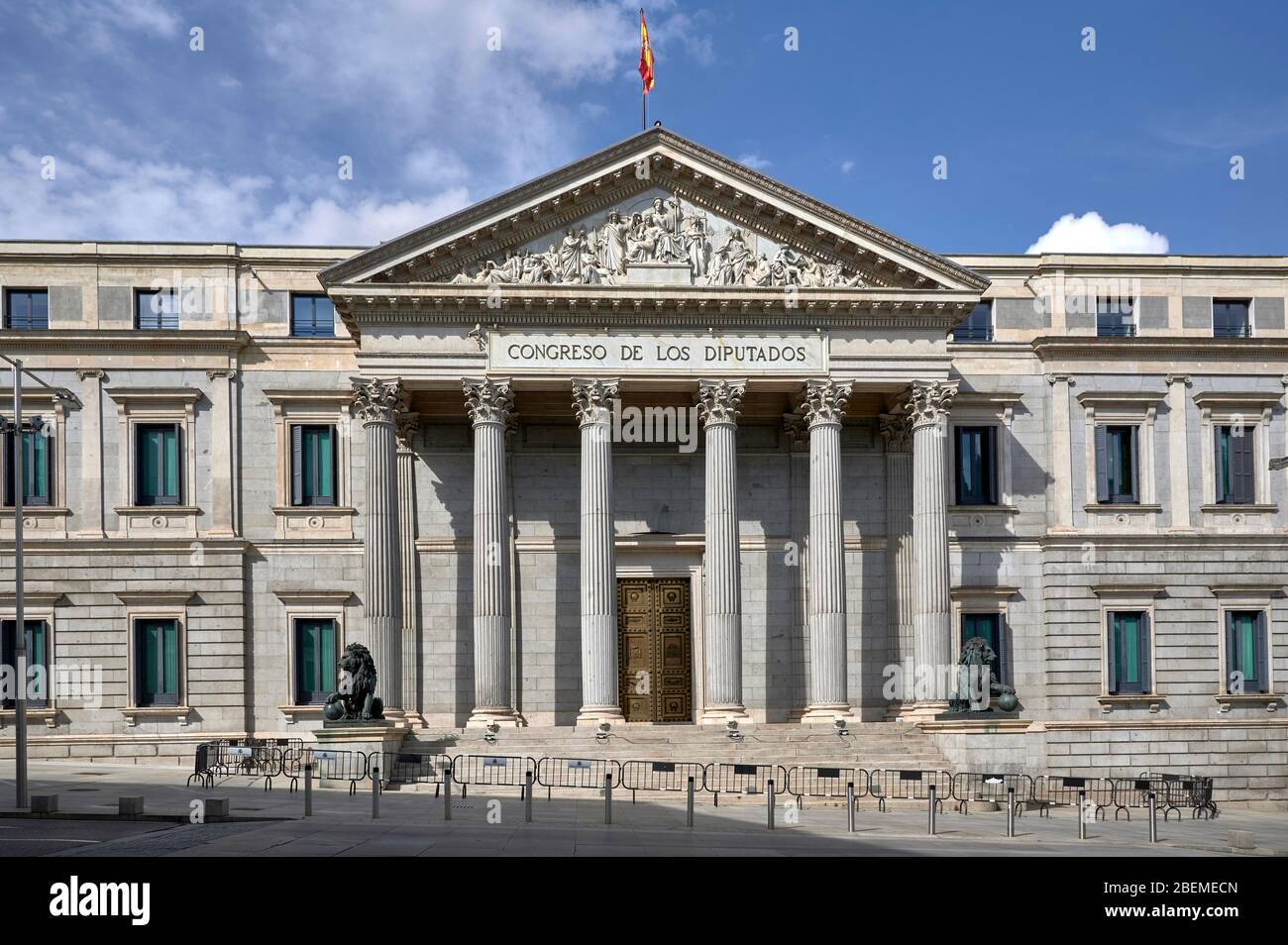 Madrid, Spanien - 11. April 2020 Palast des Abgeordnetenkongresses während des Coronavirus-Alarmstaates. Die leeren Straßen mitten in Ostern. Stockfoto Madrid, Spanien - 11. April 2020 Palast des Abgeordnetenkongresses während des Coronavirus-Alarmstaates. Die leeren Straßen mitten in Ostern. Stockfoto