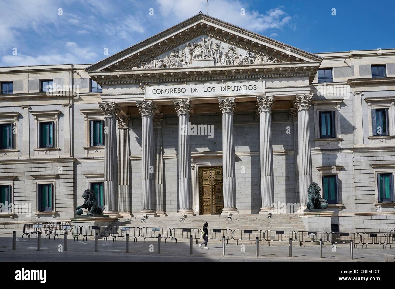 Madrid, Spanien - 11. April 2020 Palast des Abgeordnetenkongresses während des Coronavirus-Alarmstaates. Die leeren Straßen mitten in Ostern. Stockfoto Madrid, Spanien - 11. April 2020 Palast des Abgeordnetenkongresses während des Coronavirus-Alarmstaates. Die leeren Straßen mitten in Ostern. Stockfoto